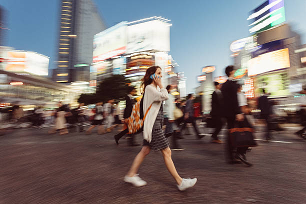 mulher ao telefone na travessia de shibuya - rush hour commuter on the phone tokyo prefecture - fotografias e filmes do acervo