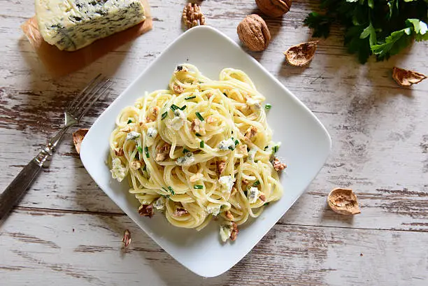 Spaghetti pasta with gorgonzola cheese and nuts