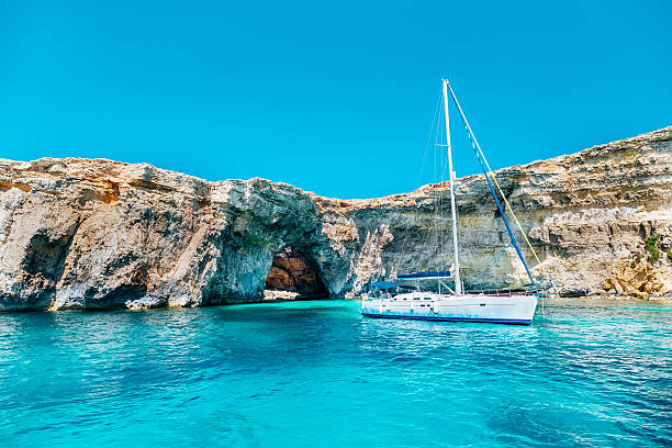 sailing yacht in the crystal lagoon, comino - malta - lagoon tranquil scene sea water imagens e fotografias de stock