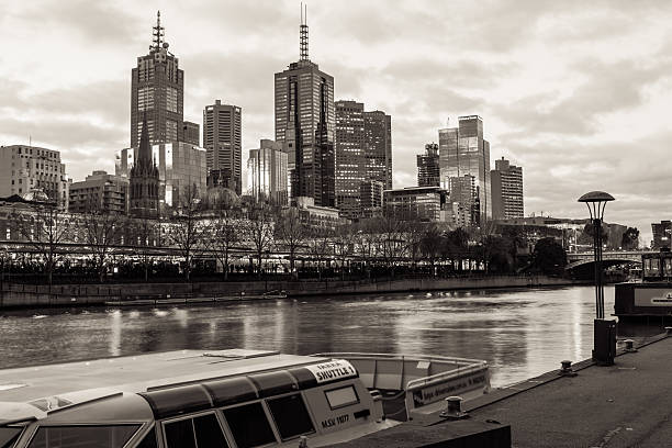 夜のヤラ - melbourne casino australia city ストックフォトと画像