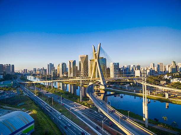 kabel trzymał się słynny most w sao paulo miasta. - sao paulo zdjęcia i obrazy z banku zdjęć