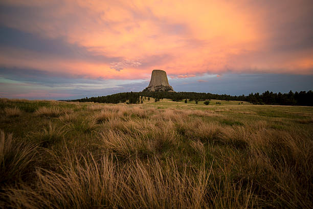 devils tower national monument au coucher du soleil - wyoming landscape american culture plain photos et images de collection