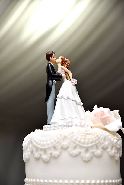 figura de pareja de bodas en el pastel - men groom wedding red fotografías e imágenes de stock