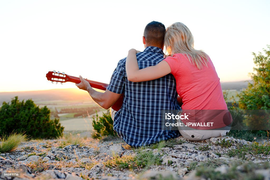 Cặp Đôi Lãng Mạn Chơi Guitar Và Chiêm Ngưỡng Phong Cảnh Hoàng Hôn Tuyệt Đẹp Hình  ảnh Sẵn có - Tải xuống Hình ảnh Ngay bây giờ - iStock