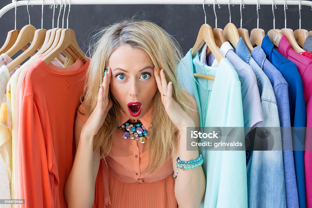 Mulher estressada decidindo o que vestir - Foto de stock de Comércio - Consumismo royalty-free
