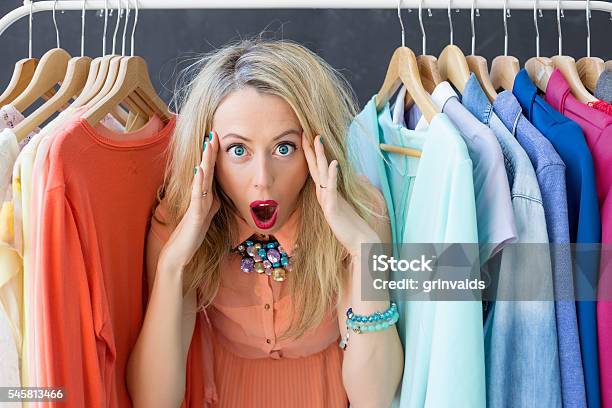 Foto de Mulher Estressada Decidindo O Que Vestir e mais fotos de stock de Comércio - Consumismo - Comércio - Consumismo, Mulheres, Fazer Compras