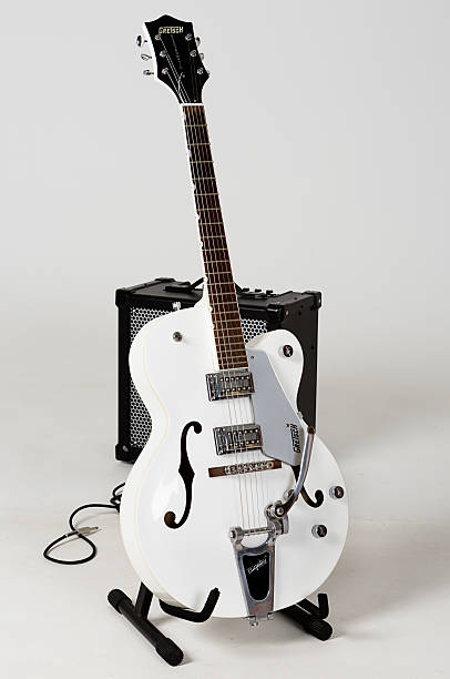 gretsch g5120 guitarra de archtop eletromática e amplificador roland cube 80gx - bigsby - fotografias e filmes do acervo
