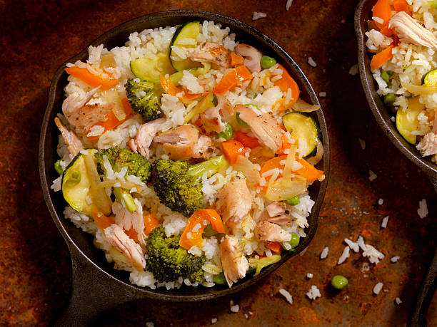 frito de pollo con arroz y verduras - cooked still life close up rice fotografías e imágenes de stock