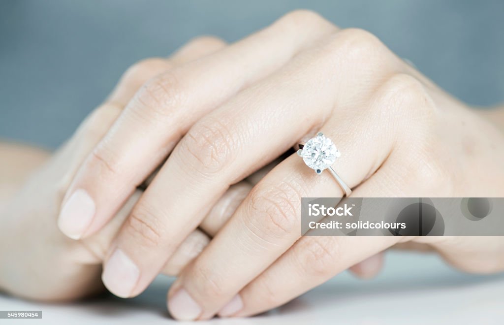 Mains de femme avec bague de fiançailles - Photo de Bague de fiançailles libre de droits