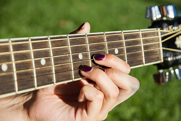 fille blanche tenant le manche de la guitare. - musical instrument nature outdoors musician photos et images de collection