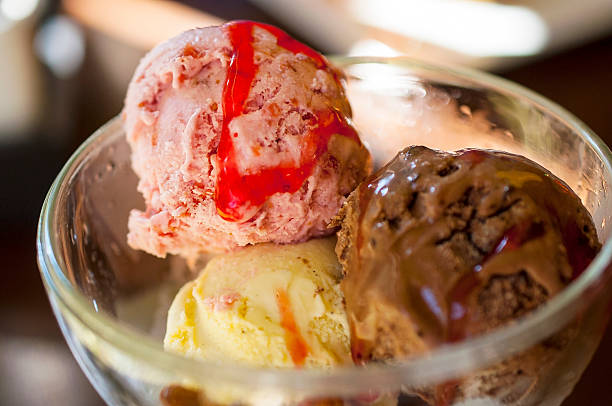 helado de las cucharas de - crema de natillas fotografías e imágenes de stock