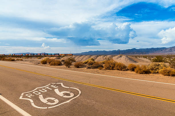 道路上の標識付き国道66号線のロードトリップ - mojave yucca ストックフォトと画像