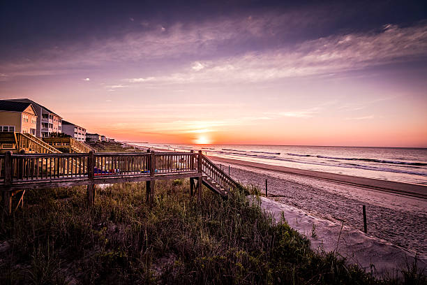Chalets de plage au lever ou au coucher du soleil - Photo