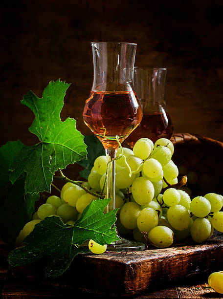 włoska wódka winogronowa - grappa photography food and drink vertical zdjęcia i obrazy z banku zdjęć