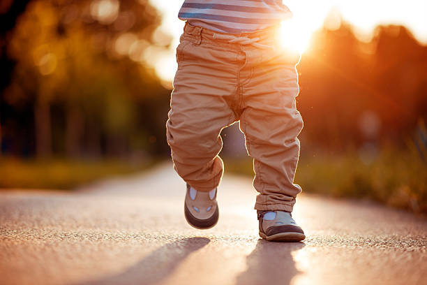 ребенка первые шаги  - baby walking child standing стоковые фото и изображения