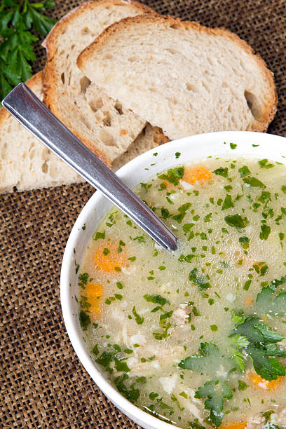 tradycyjne jęczmienia z mięsa zupa w misce biały - vegetable barley soup zdjęcia i obrazy z banku zdjęć