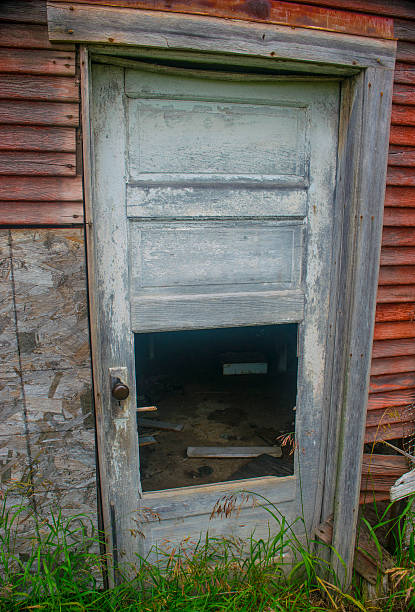 istock Old wooden door 546007138