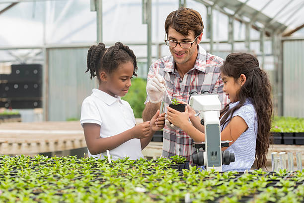 il botanico insegna agli studenti delle elementari la botanica - teaching field trip classroom child foto e immagini stock