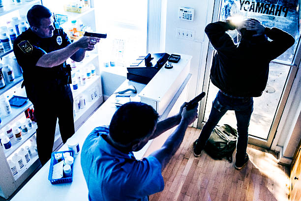 polizia arresta sospetto - weapon burglary thief burglar foto e immagini stock