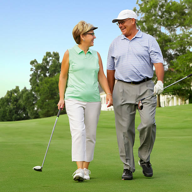 marido e wife jogando golfe - senior couple golf retirement action - fotografias e filmes do acervo