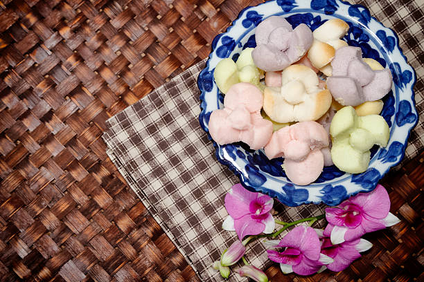 Thai Shortbread Cookies (Khanom Kleeb Lamduan)