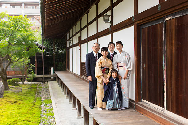 七五三を祝う千知寺日本人家族 - 男の子 写真 ストックフォトと画像