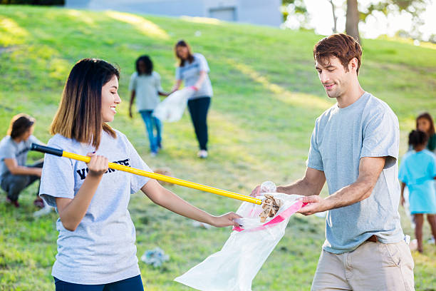 istock Couple working together to clean up park 546016636