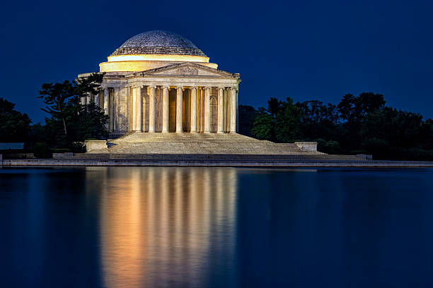 мемориал джефферсона в сумерках - washington dc night jefferson memorial memorial стоковые фото и изображения