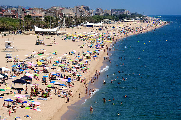 multitud en la playa de calella - maresme fotografías e imágenes de stock