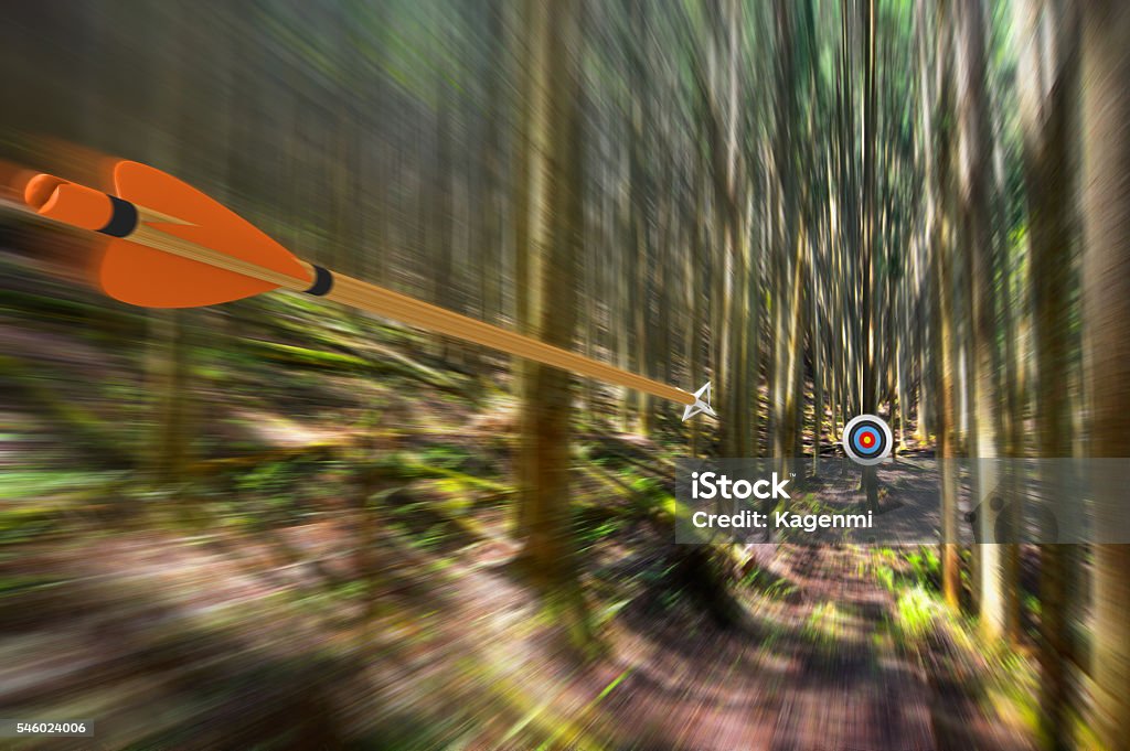 Flecha viajando a través del aire a alta velocidad al objetivo de tiro con arco - Foto de stock de Tiro con arco libre de derechos