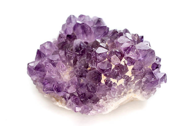 piedra de amatista púrpura aislada sobre blanco - amethyst fotografías e imágenes de stock