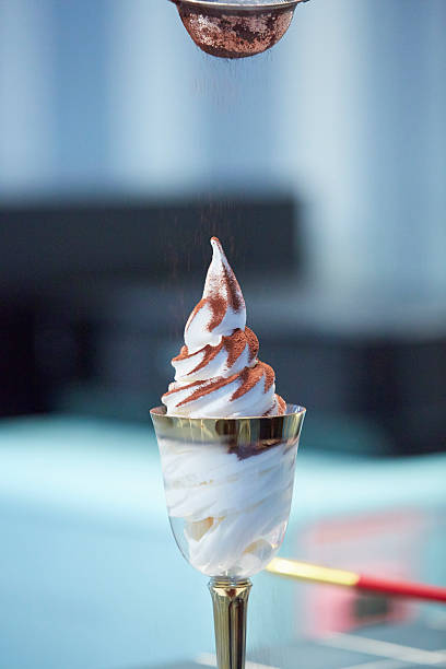 icecream  - soft serve ice cream - fotografias e filmes do acervo