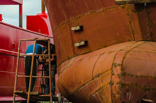 travailleurs des chantiers de construction de navires de pêche - construction built structure building activity shipyard photos et images de collection