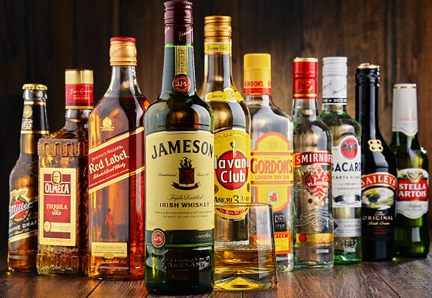 assortiment de bouteilles de spiritueux enseignes - johnnie walker scotch whisky whisky alcohol photos et images de collection