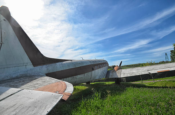 vecchio dc-3 in un cantiere navale - gable foto e immagini stock