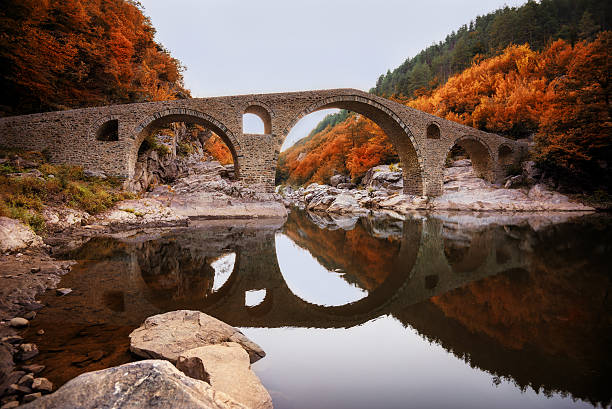 мост дьявола, недалеко от города ардино, болгария - ancient past arch natural arch стоковые фото и изображения
