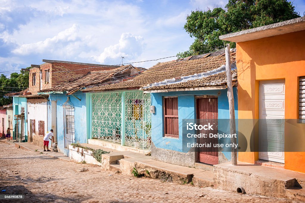 Casas de colores en una calle pavimentada de Trinidad, Cuba - Foto de stock de Casa libre de derechos