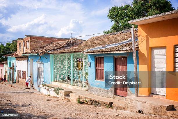 Casas De Colores En Una Calle Pavimentada De Trinidad Cuba Foto de stock y más banco de imágenes de Casa
