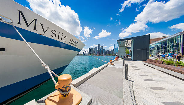 chicago - navy pier boat - moored passenger ship rope lake photos et images de collection