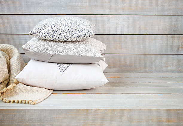 居心地の良い枕と薄い木の背景にチェック柄 - decorative pillows ストックフォトと画像