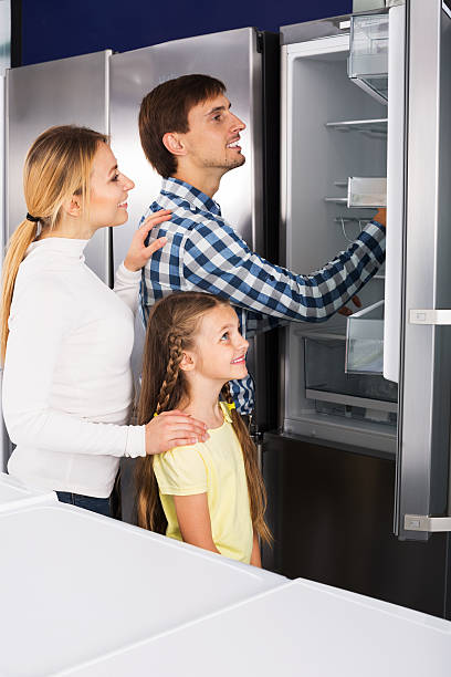 rodzinny wybór lodówki w sklepie - three different refrigerators zdjęcia i obrazy z banku zdjęć