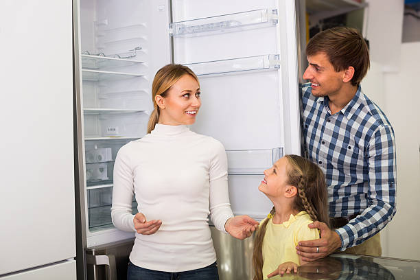 rodzina wybierając lodówkę - three different refrigerators zdjęcia i obrazy z banku zdjęć