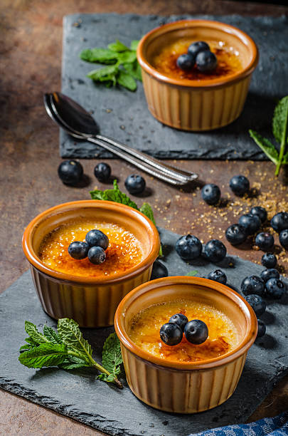 creme brulee com frutos - brule - fotografias e filmes do acervo