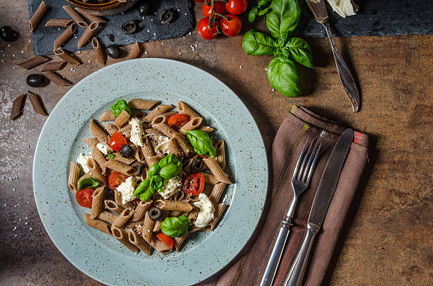 pasta di cereali integrali - integrale foto e immagini stock