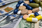 medizinische-pillen-auf-amerikanische-dollar.jpg?b=1&s=170x170&k=20&c=JUffz0ufdV1UEHxTmAuBKg3QYMhrLt8PGYxa6ins-Kc=