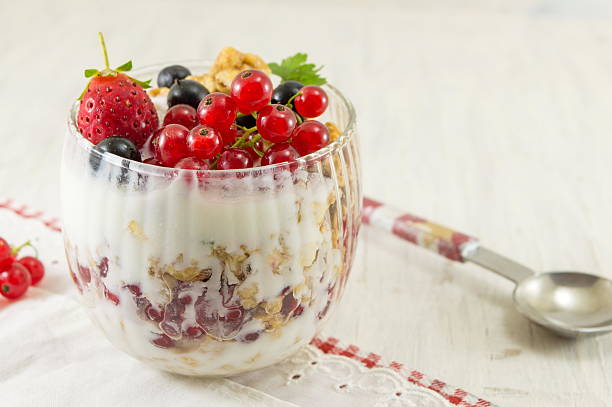 granola parfait z owocami jagodowymi i śmietaną. - blackberry telephone mobile phone smart phone zdjęcia i obrazy z banku zdjęć