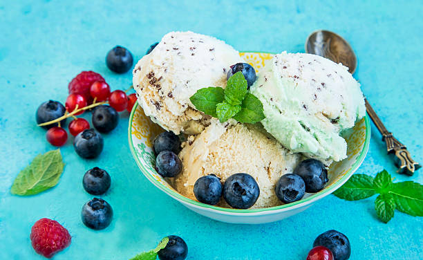 ミント、バニラ、ココアのアイスクリーム、ベリーとミントの葉 - raspberry berry fruit gourmet isolated ストックフォトと画像
