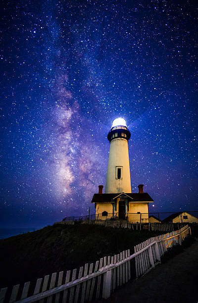 vía láctea en el faro de pigeon point, pescadero, california - pigeon point lighthouse fotografías e imágenes de stock