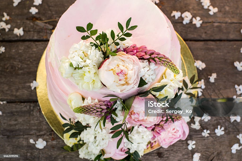 Große rosa Hochzeitstorte von Blumen verziert - Lizenzfrei Hochzeitstorte Stock-Foto