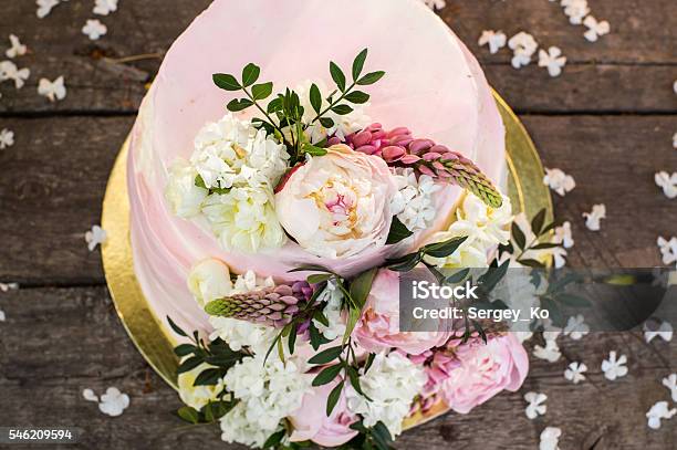 Große Rosa Hochzeitstorte Von Blumen Verziert Stockfoto und mehr Bilder von Hochzeitstorte - Hochzeitstorte, Kuchen, Blume